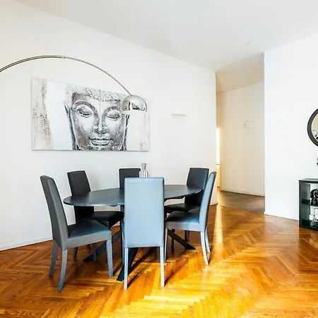 Exclusive 3 Bedrooms Near Duomo * 米兰