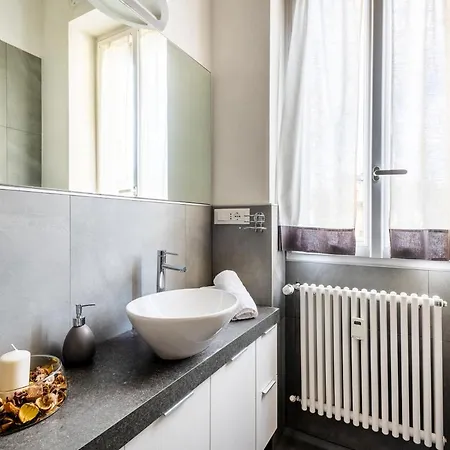 Exclusive 3 Bedrooms Near Duomo Apartament Mediolan