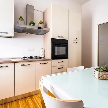 Apartament Exclusive 3 Bedrooms Near Duomo Mediolan